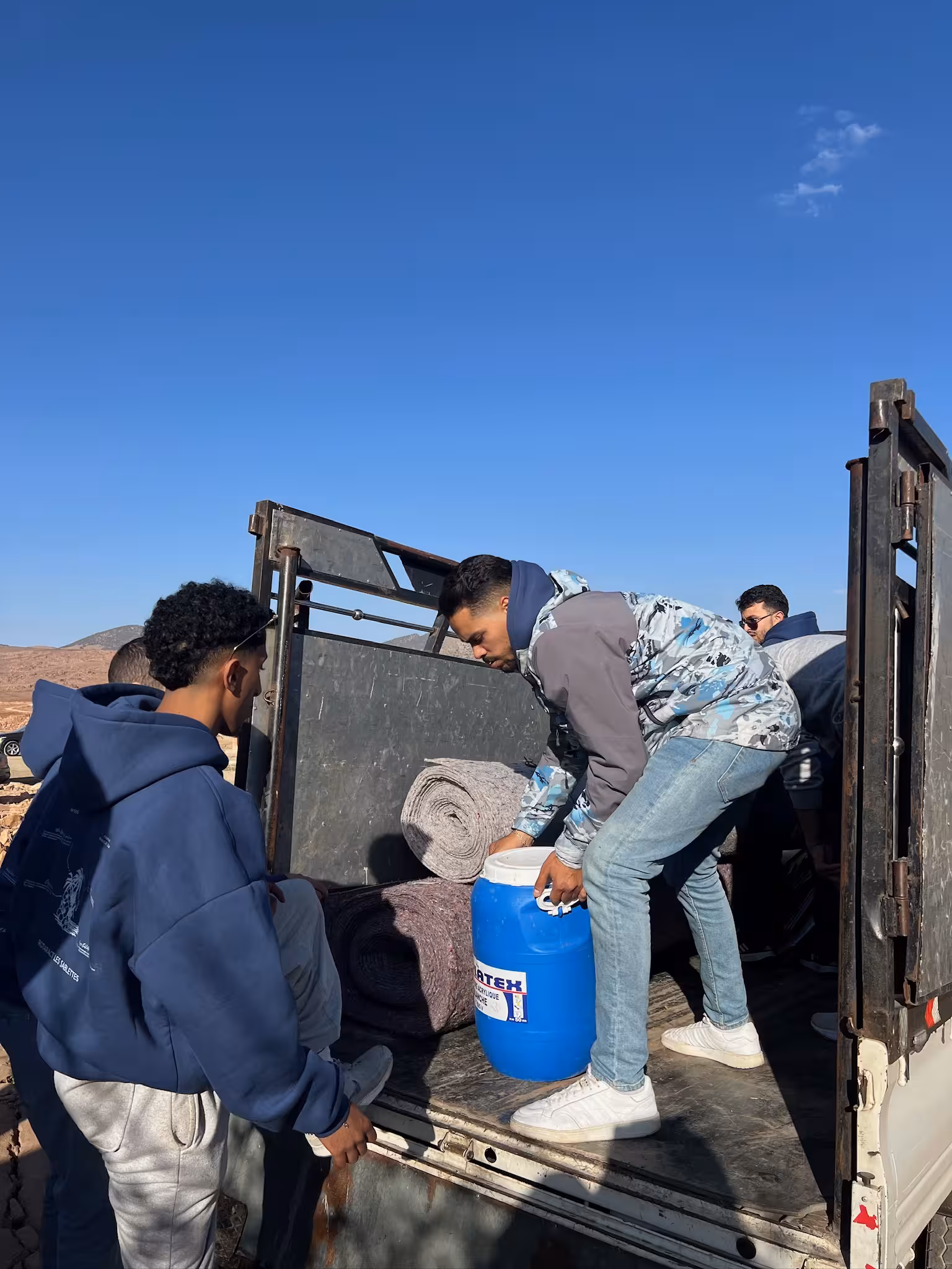 Distribution de dons lors d'une action solidaire